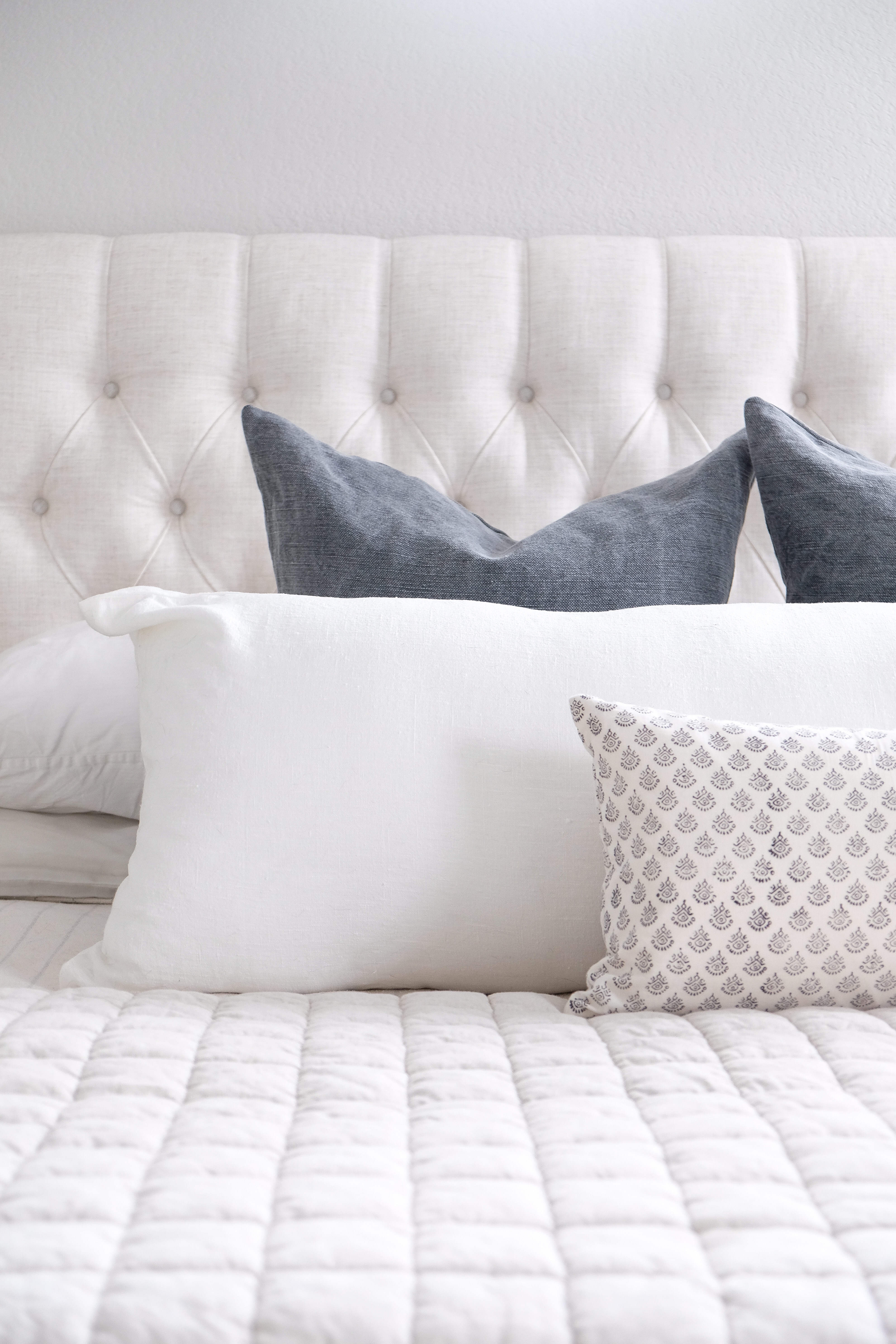 Pillow Arrangement 101: How to Arrange Pillows on a Bed and Sofa 